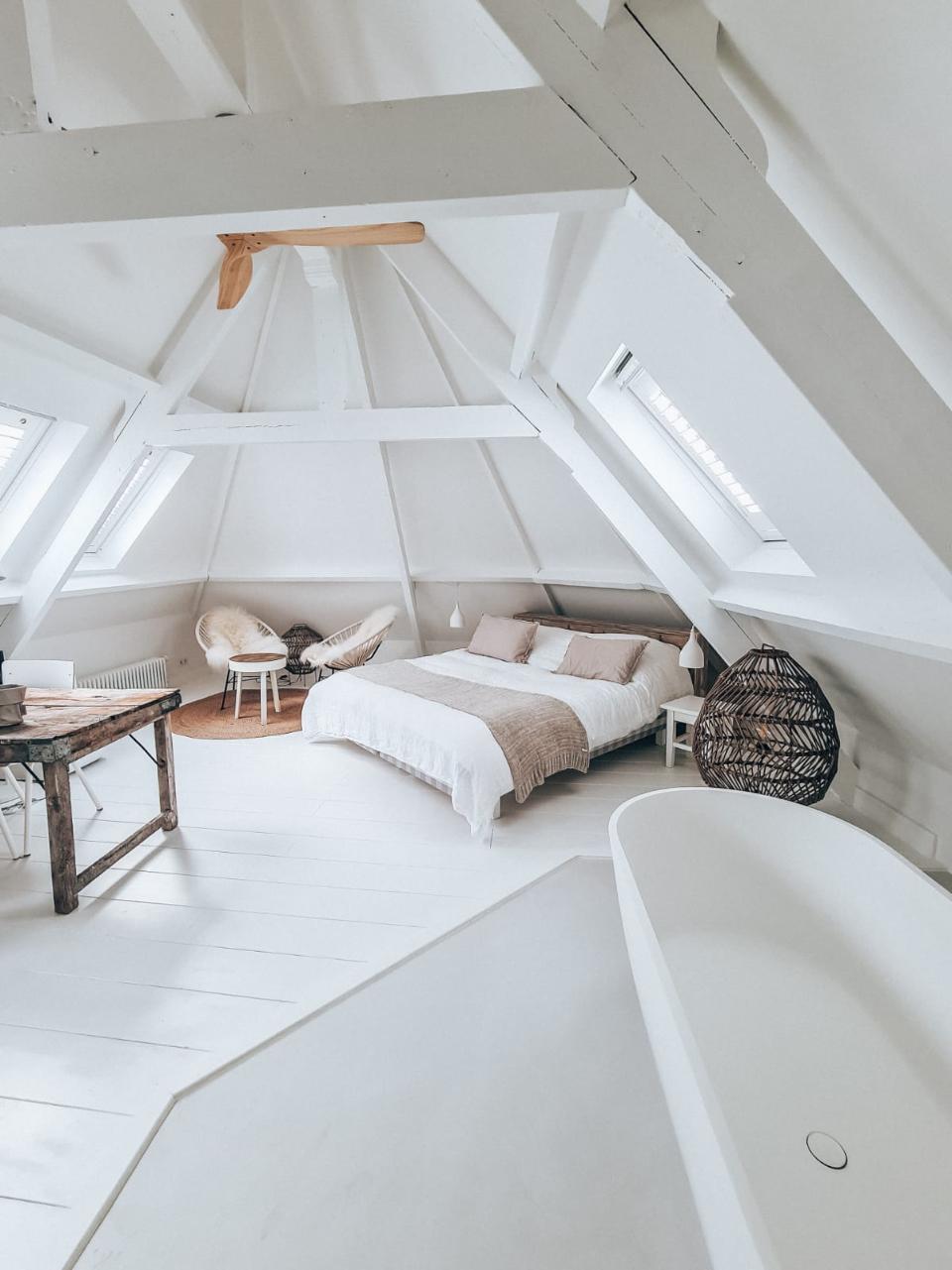 kamer bij hotel Luttik met een bad en een bed